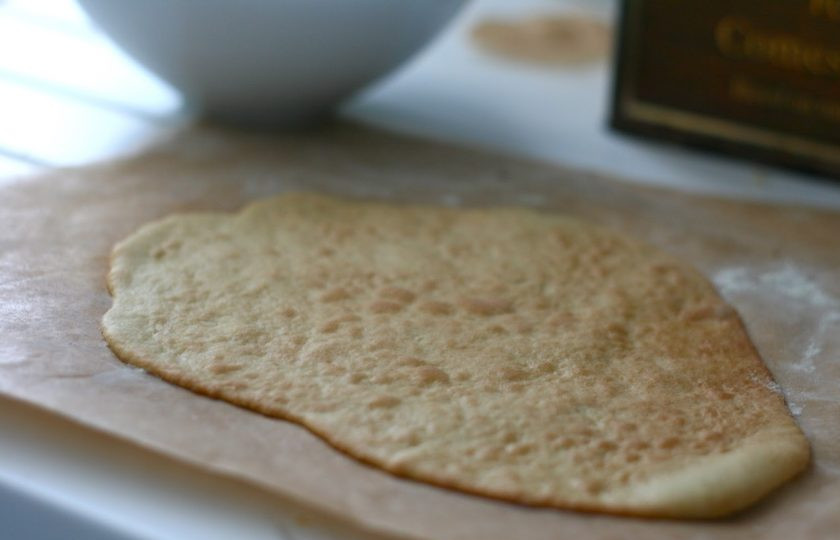 1. Этап. Корж для Медовика: 2. Из каждой части раскатайте тонкий пласт (2 мм) и отправьте в разогретый до 180 градусов духовой шкаф на 3-4 минуты. Выпекайте каждый корж по отдельности.