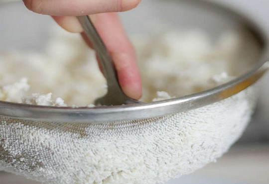 1. Этап. Творожная запеканка со сметаной: 1. Чтобы творожная запеканка со сметаной в домашних условиях была воздушной и нежной, творог нужно протереть через сито.