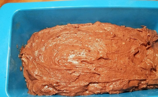 1. Этап. Шоколадно-апельсиновый кекс: 7. Выложите тесто в форму и отправьте его в духовку. Запекайте кекс до готовности (проверяйте спичкой или зубочисткой) минут 40-50.