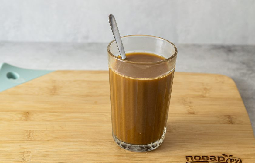 1. Этап. Айс кофе по-вьетнамски: Смешайте сгущенное молоко с кофе.