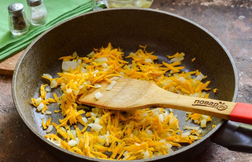 1. Этап. Куриный суп с базиликом: В сковороде прогрейте масло и выложите лук, морковь. Жарьте овощи две минуты и после переложите в кастрюлю.