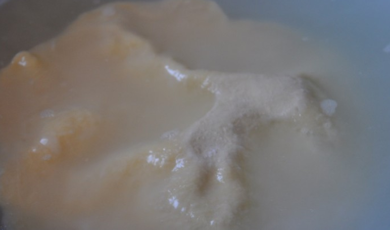 1. Этап. Ачма по-аджарски: В первую очередь нужно замесить тесто из: яиц, растительного масла, соли, муки, соды и теплой воды. Разделите тесто на 10 равных частей (одна часть должна быть больше остальных). Каждую часть тонко раскатываем и отвариваем в кипящей воде 2 минуты.