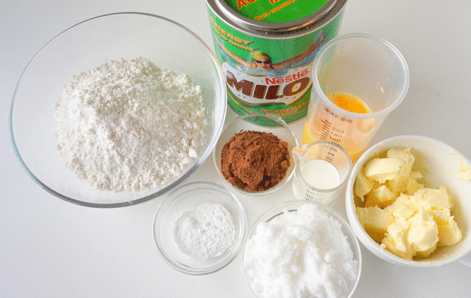 1. Этап. Кекс Столичный в хлебопечке: Подготовьте для начала все ингредиенты, которые нам понадобятся. Масло сливочное заранее размягчите и порежьте кубиками.