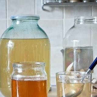 1. Этап. Хреновуха: Процеживаем получившуюся хреновуху, чтобы очистить ее от всего, что мы в нее добавляли. Переливаем в чистую баночку. Наливаем стакан хреновухи, размешиваем в ней наш мед, и наливаем обратно в банку. Заливаем оставшимися 300 мл водки, вновь закрываем и оставляем еще на 1 день, после чего разливаем по бутылкам и пьем :)