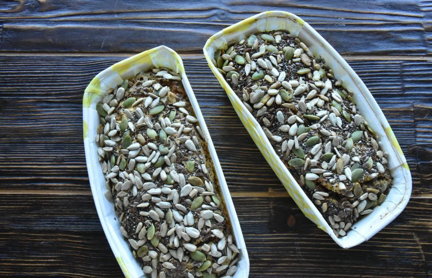 1. Этап. Хлеб из пшена и зеленой гречки: Выложите тесто в формы для выпекания. Сверху тесто присыпьте отложенной зерновой смесью. Выпекайте хлеб в духовке, разогретой до 180 градусов 45-50 минут. Остудите готовый хлеб на решетке.