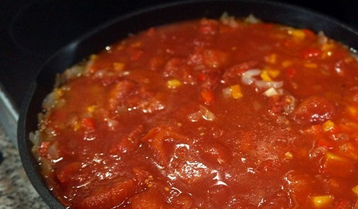 1. Этап. Чахохбили из индейки: Добавить помидоры вместе с соком. Все вместе тушить на среднем огне минут 20.