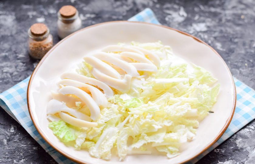 1. Этап. Салат из пекинской капусты с морепродуктами: Поверх выложите нарезанный полосками кальмар.