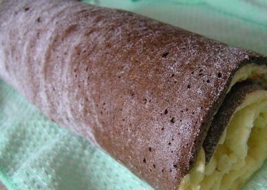 1. Этап. Шоколадный рулет с бананом: И плотно заворачиваем в рулет. Остужаем и отправляем в холодильник до полного остывания.