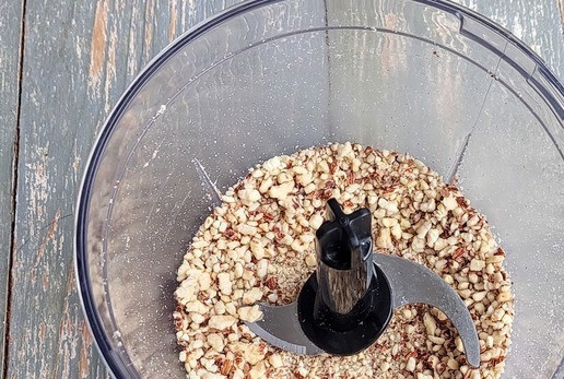 1. Этап. Колбасные дольки с творожным сыром: Измельчить почти в крошку.