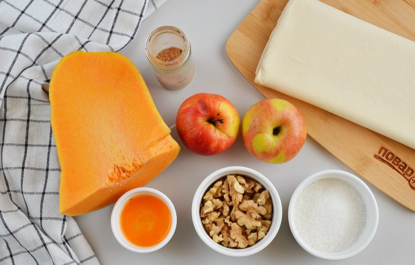 1. Этап. Тыква в слоеном тесте: Подготовьте ингредиенты. Тесто слоеное разморозьте при комнатной температуре. Орехи мелко порубите.