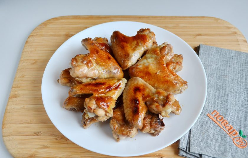 1. Этап. Простой маринад для курицы из меда и горчицы: 4. В результаты получаются красивые и румяные крылышки! Запекать их нужно при 200 градусах 40 минут.
