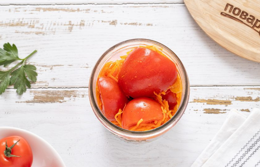 1. Этап. Помидоры фаршированные морковью: Уложите фаршированные помидоры в банку. Добавьте внутрь еще пару веточек петрушки.