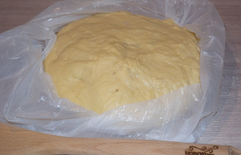 1. Этап. Плюшки с сахаром из дрожжевого теста: Покупное тесто достаньте из холодильника за час до приготовления плюшек. Дрожжи проснуться, а тесто слегка согреется.