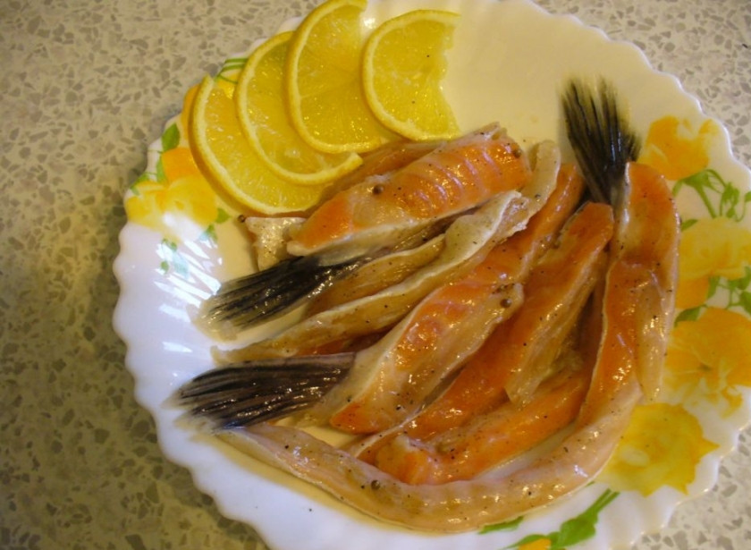 1. Этап. Засолка брюшек семги: Готовые брюшки семги перед подачей избавьте от излишков соли (можете даже промыть чуток, по желанию, если не любите слишком соленое), подавайте с лимончиком и зеленью. Приятного аппетита!