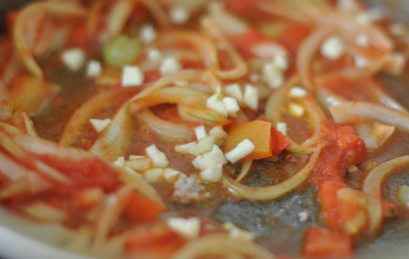 1. Этап. Макароны фаршированные в духовке: Нарежьте полукольцами лук, помидоры кубиками, перец соломкой. Обжарьте на сковороде до мягкости. В конце добавьте мелко порезанный чеснок.