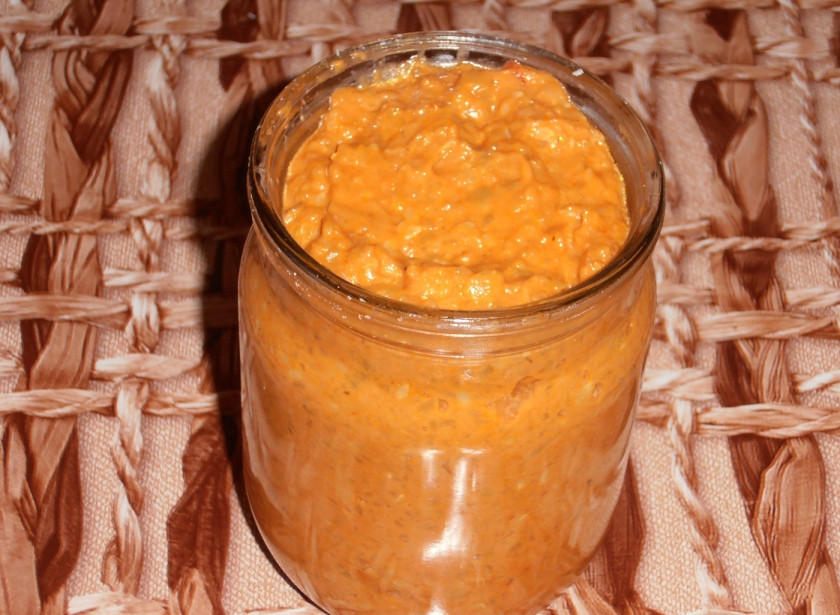 1. Этап. Кабачковая икра с соусом: 7. За полчаса до готовности займитесь банками: вымойте их, простерилизуйте и обсушите. Разложите икру по банкам, накройте простерилизованными крышками и закатайте.