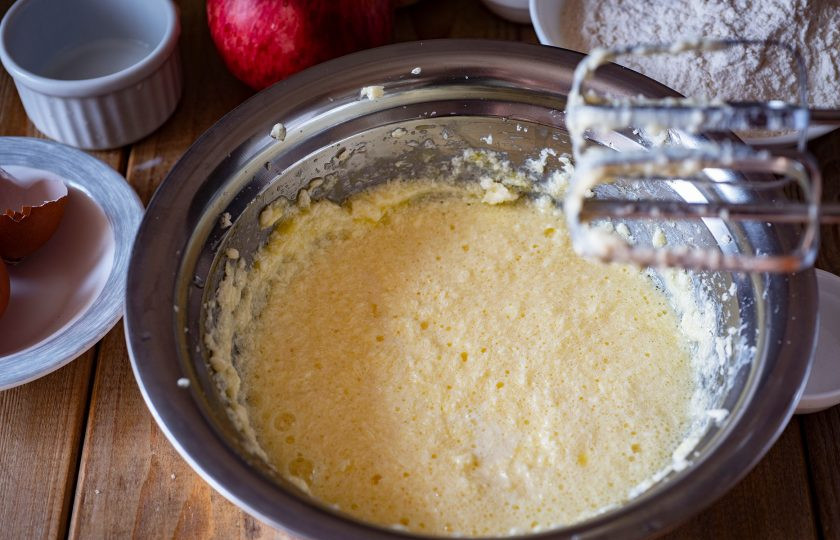 1. Этап. Яблочные кексы: Добавьте молоко. Перемешайте.