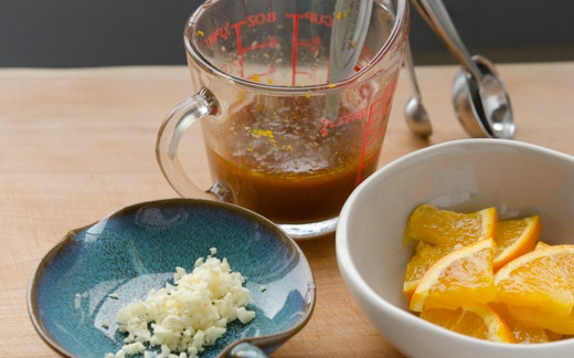 1. Этап. Говядина в апельсиновом соусе: Половину апельсина порежьте тонкими дольками. Чеснок и имбирь почистите и мелко нашинкуйте.