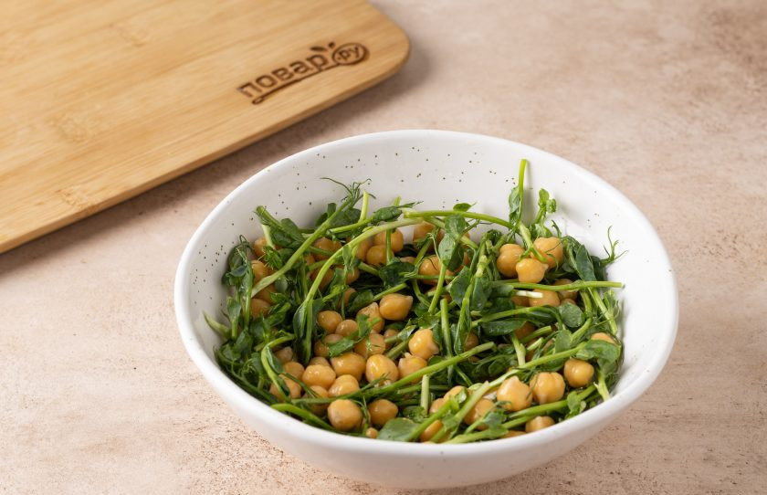 1. Этап. Салат с нутом, вялеными томатами и орехами: Смешайте в салатнике микрозелень гороха и нут.