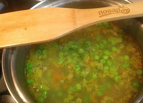 1. Этап. Суп с манкой и зеленым горошком: 6. Отправляем горошек в кастрюлю и даем супу закипеть.