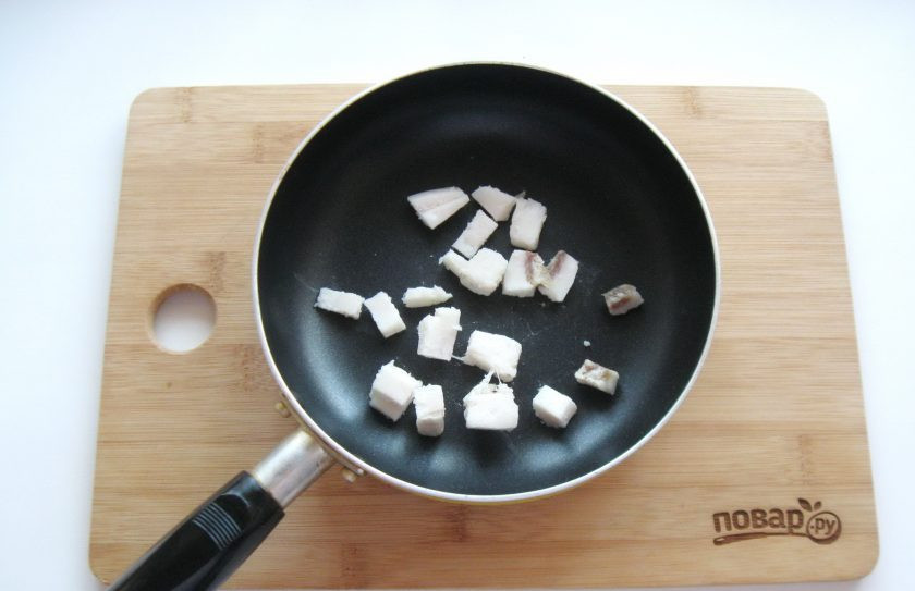 1. Этап. Кулеш с салом: Сало нарежьте кубиками и выложите в сковороду.