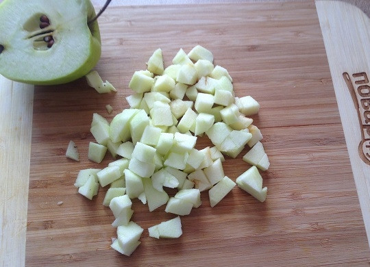 1. Этап. Запеченная пшенная каша с тыквой и яблоком: 6. Очистим яблоко, нарежем его кусочками.
