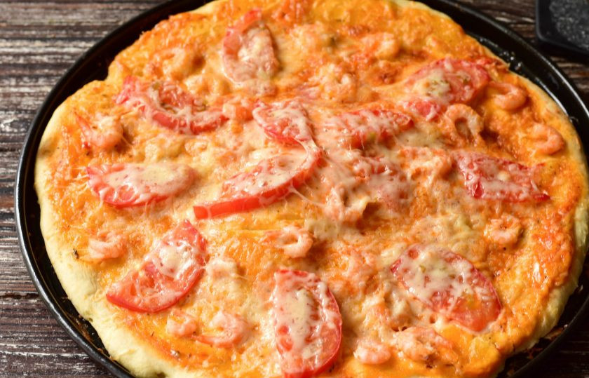 1. Этап. Пицца с креветками и рукколой: Отправьте пиццу в разогретую духовку на 25-30 минут.