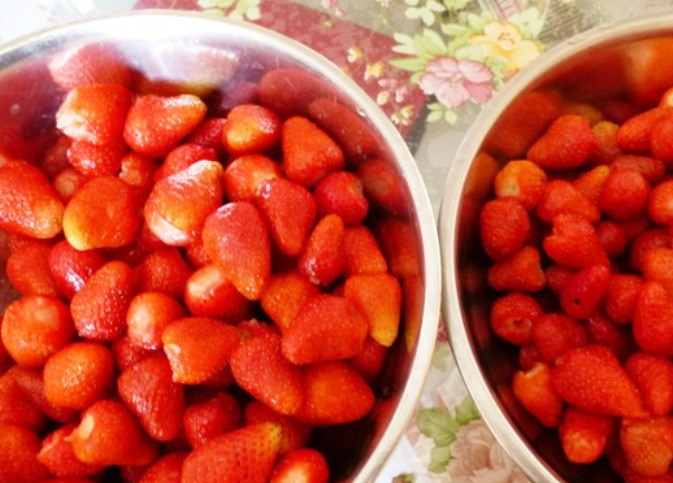 1. Этап. Клубничное варенье с желатином: Вымойте клубнику, разделите её на более мягкую и твердую.