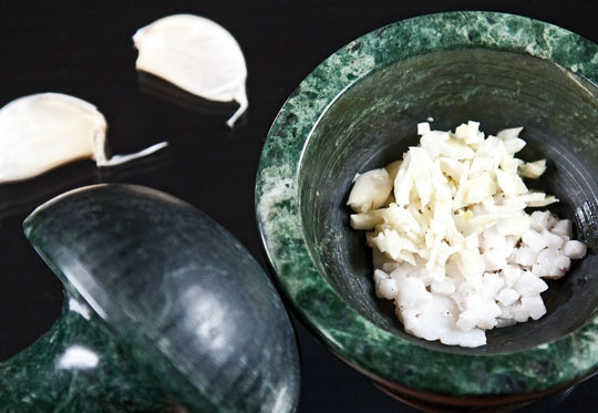 1. Этап. Кислые щи из утки: 7. Отдельно потолчем чеснок и сало (будем вводить их в конце приготовления).