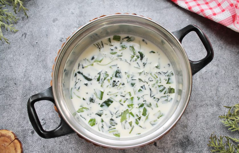 1. Этап. Базиликовая панакота: Базилик мелко порежьте, выложите в сливочную массу, закройте крышкой и дайте постоять 30 минут.