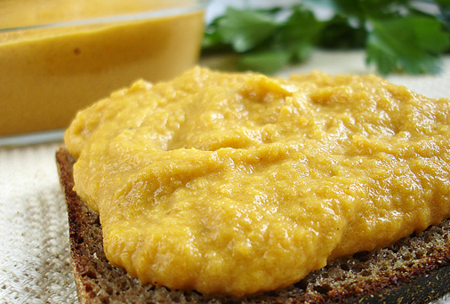 1. Этап. Кабачковая икра (обжаренная) на зиму: 4. Остужаем — и подаем! А на зиму фасуем икру в горячем виде в стерильные банки, вливаем в каждую банку сверху по чайной ложке уксуса 9%, и закрываем на зиму!