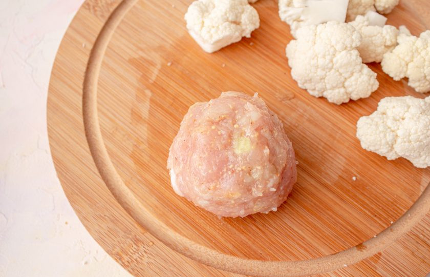 1. Этап. Мясные колобки с хрустящей корочкой и цветной капустой: Капусту полностью прикройте фаршем и скатайте шарик.