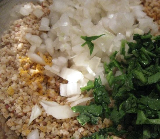 1. Этап. Ореховый соус для суши: 4. Добавляем лук и зелень петрушки в измельченном виде. Теперь перемешиваем до состояния однородной массы.