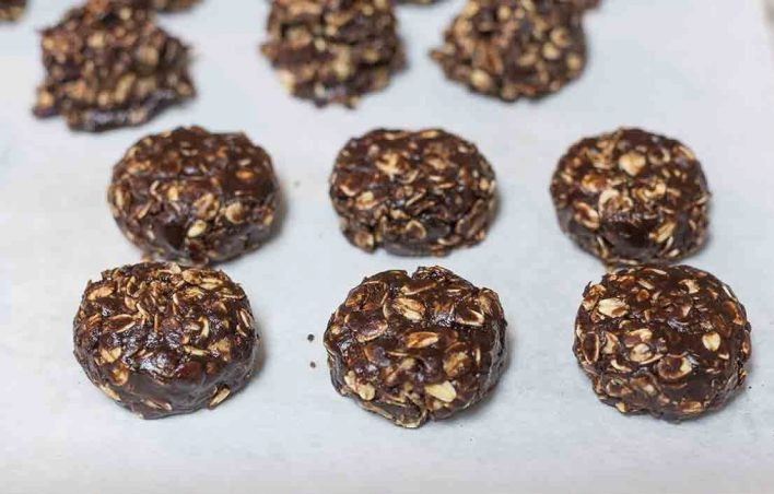 1. Этап. Печенье без выпечки: 4. Ложкой наберите небольшое количество теста и выложите на пергамент. Отправьте печенье в холодильник на 20-30 минут.