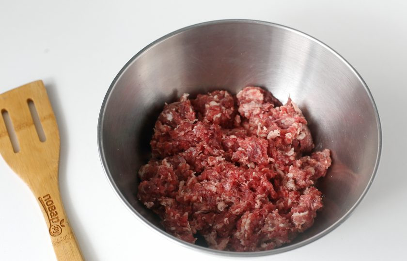 1. Этап. Котлеты из говяжьего фарша в духовке: Если у вас уже готовый фарш, переложите его в миску. Если используете свежую мякоть говядины, то измельчите ее при помощи мясорубки. Чтобы котлеты не получились суховатыми, я дополнительно добавляю небольшой кусочек перекрученного сала. Если сала нет, то можно добавить для сочности 1-2 ст.л. майонеза.