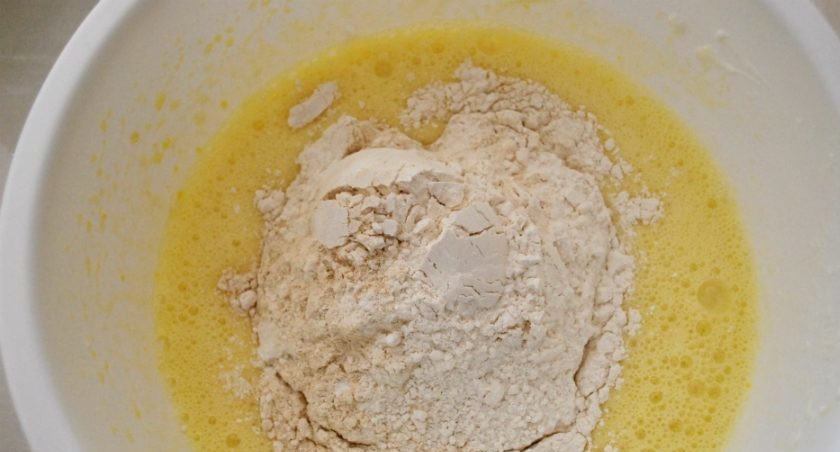 1. Этап. Шарлотка с яблоком: 7. Постепенно введите 2 стакана муки и перемешайте тесто до образования однородной консистенции.