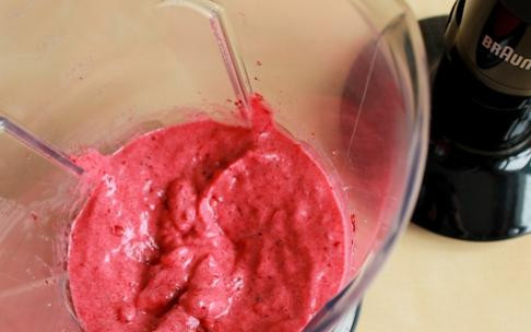 1. Этап. Фруктовый сорбет: То же самое делаем с замороженной клюквой - измельчаем до однородности с одним свежим бананом. Укладываем третий, последний, слой в стаканчики.