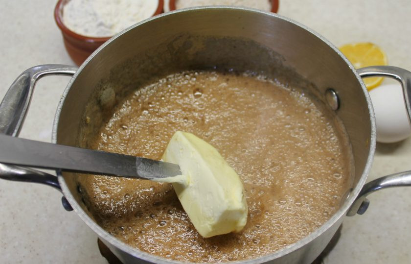 1. Этап. Медово-имбирные пряники: Далее, добавляем разрезанное на куски сливочное масло.