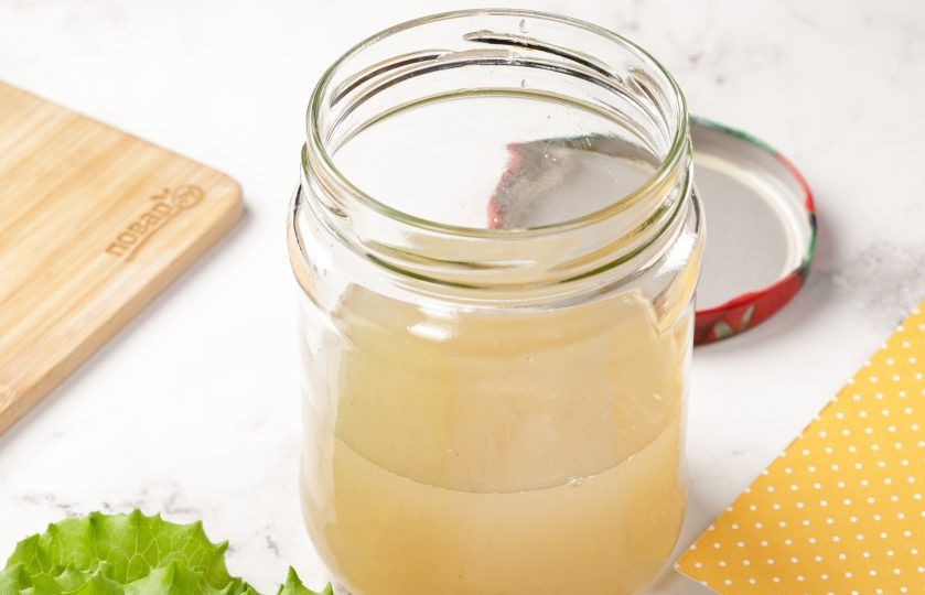 1. Этап. Рисовый уксус в домашних условиях: Перелейте сироп в стеклянную банку, большую по объёму, накройте марлей и оставьте в тёмном теплом месте на 5 дней.