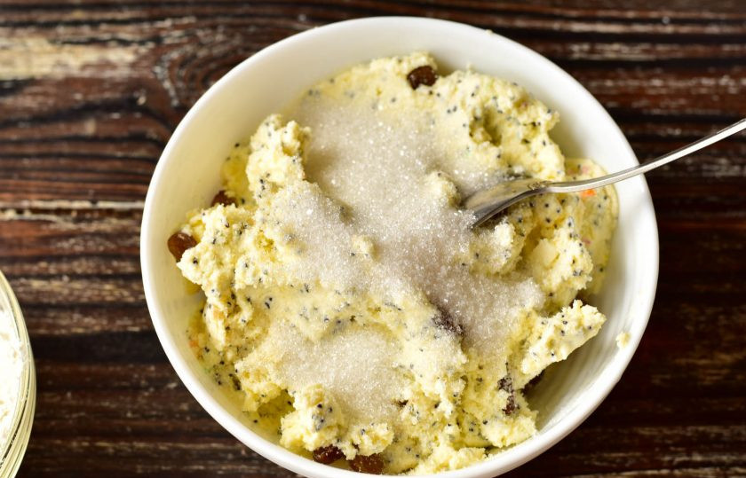 1. Этап. Ленивые вареники с бананом: К творогу добавьте сахар. В этом рецепте использовался творог с маком и изюмом.