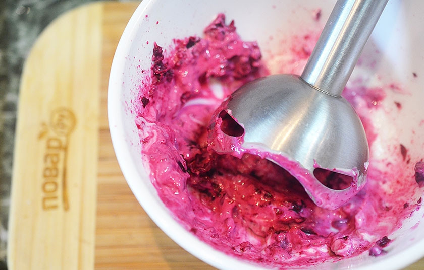 1. Этап. Ассорти из канапе: Свеклу измельчите блендером. Добавьте сливки и еще раз пробейте блендером. Посолите.