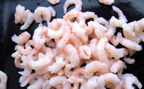 1. Этап. Креветки с грибами: Разморозьте, промойте и просушите креветки.