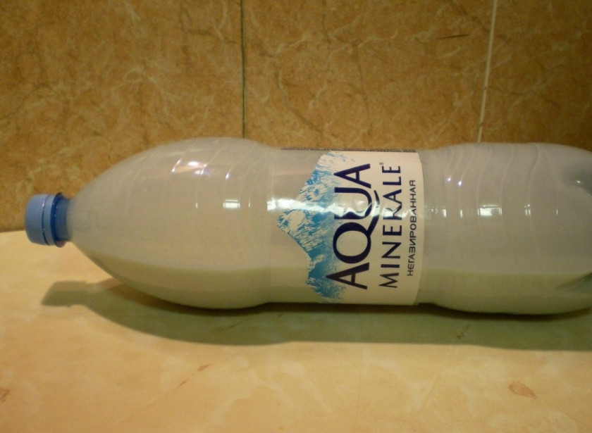 1. Этап. Блины в бутылке на кефире: 5. Оставьте бутылку на 15-20 минут, чтобы мука полностью разошлась и в тесте не было комочков. После снова взболтайте бутылку как следует.