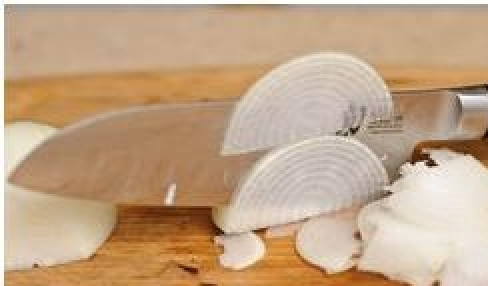 1. Этап. Жюльен в горшочках: Луковицу очищаем и тонко нарезаем полукольцами.