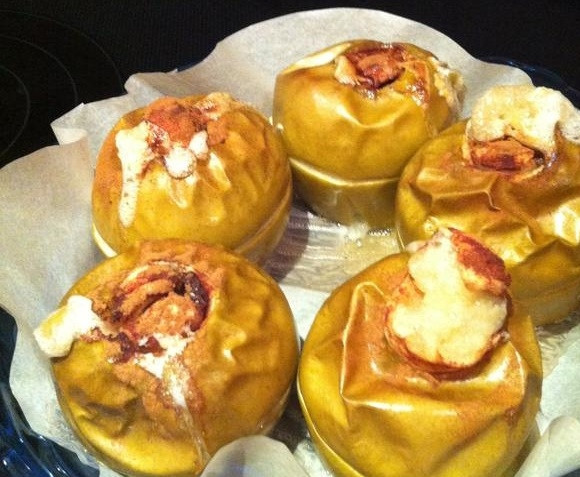 1. Этап. Яблочки, печенные с медом и орехами: 6. Готовые яблоки достаньте из духовки и немного остудите, а спустя пару минут подавайте к столу. Приятного аппетита!