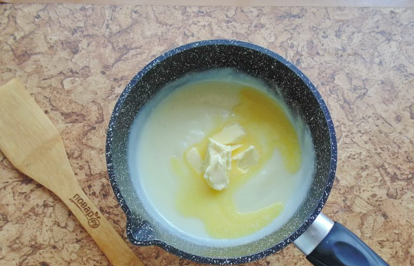 1. Этап. Крем Пломбир на сливках: Когда молоко начнет закипать, влейте приготовленную смесь и постоянно перемешивая, доведите крем до загустения. В горячий заварной крем добавьте сливочное масло.