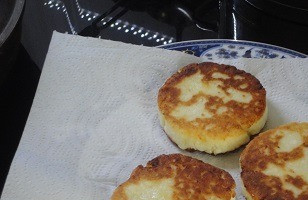 1. Этап. Сырники с апельсиновым соусом: Разогреем сливочное и растительное масло и обжариваем сырники на огне чуть меньше среднего (у меня это 2 из шести уровней нагрева) до золотых бочков (минут 4–5 с каждой стороны). Вначале без крышки, когда перевернули, накройте крышкой. Выкладываем на бумажную салфетку.