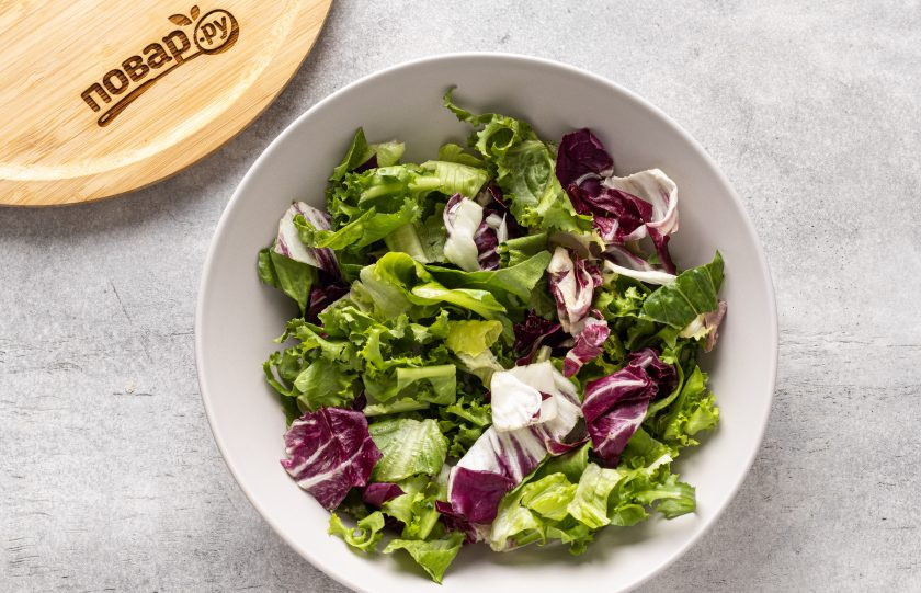 1. Этап. Салат Весна не за горами: Салатную смесь промойте и обсушите.