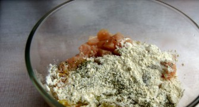 1. Этап. Котлеты рубленые: Берем муку и мелко нарубленную зелень и тоже отправляем их в миску. Тщательно перемешиваем все содержимое миски.