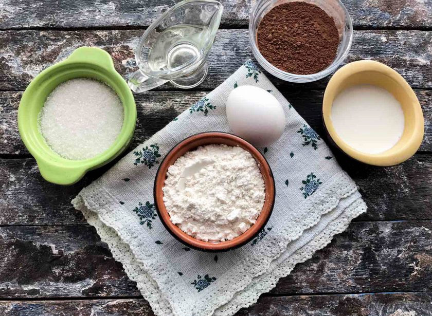 1. Этап. Кекс за 2 минуты в микроволновке: Подготовьте все необходимые ингредиенты для приготовления кекса в микроволновке за 2 минуты.